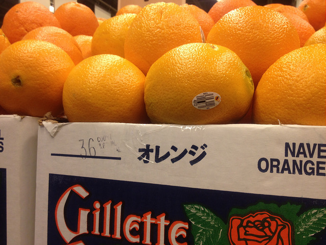 箱に入ったオレンジ